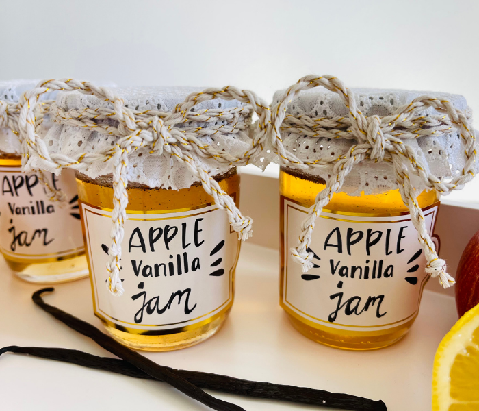 https://mirjamskitchenyodel.com apple vanilla jelly in jars