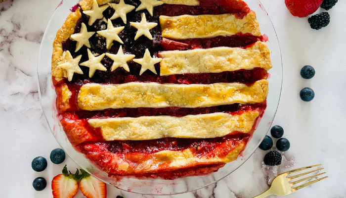 http://mirjamskitchenyodel.com american flag berry pie with berries for decoration
