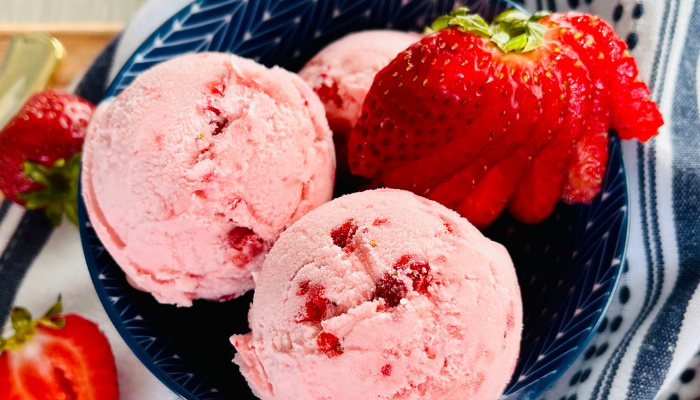 http://mirjamskitchenyodel.com strawberry ice cream three scoops