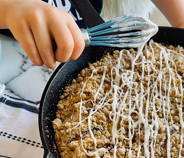 https://mirjamskitchenyodel.com little helper peach crumb coffee cake