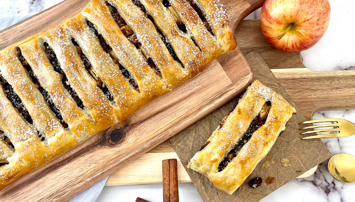http://mirjamskitchenyodel.com apple strudel birds eye view with apple and cinnamon