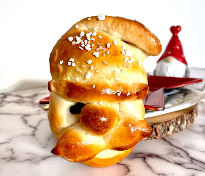 https://mirjamskitchenyodeel.com sweet bread santa head looking at you