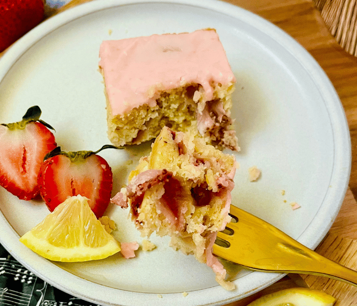 https://mirjamskitchenyodel.com/strawberry blondies/ take a bite